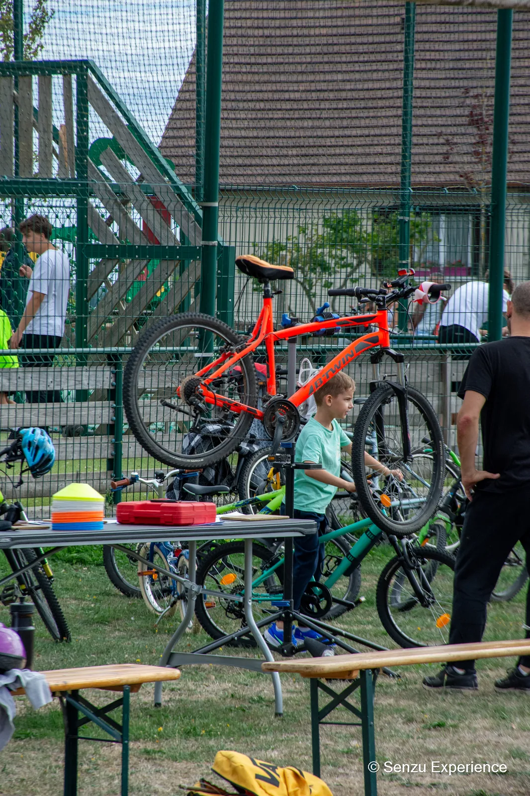 Un v&eacute;lo d'enfant sur un pied d'atelier pendant l'atelier entretien et r&eacute;paration