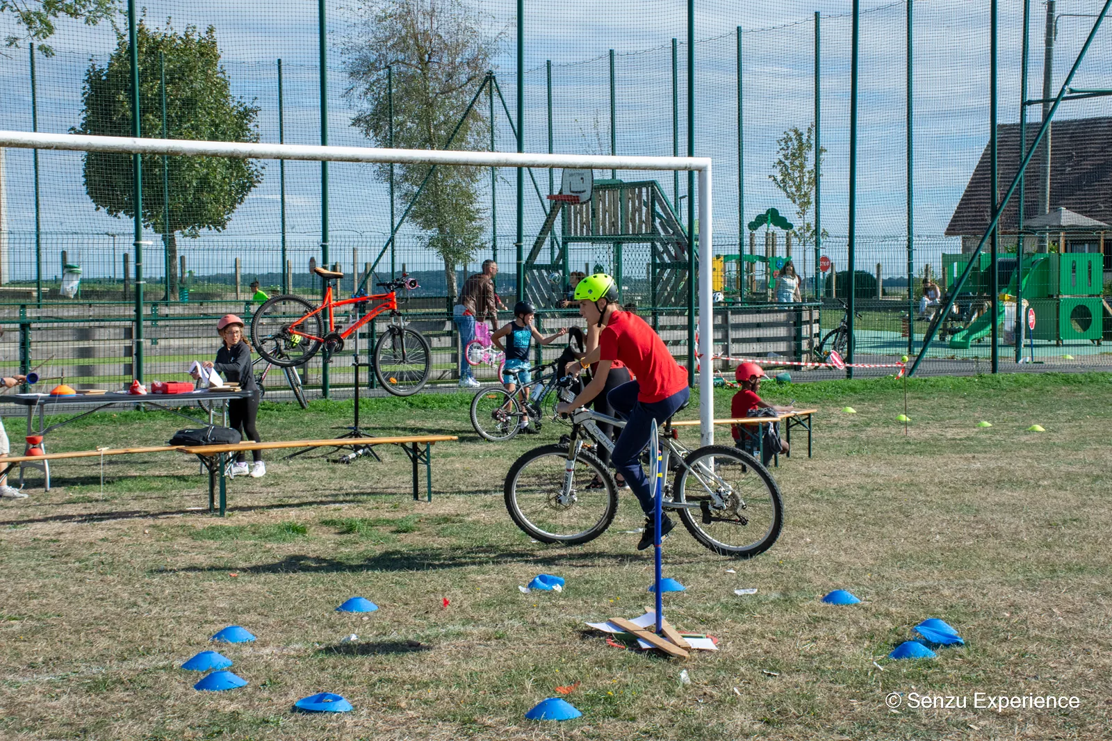 Un enfant &agrave; v&eacute;lo franchit un obstacle du parcours install&eacute; sur le stade de Villeneuve-les-Sablons, lors de la premi&egrave;re journ&eacute;e du Projet v&eacute;lo