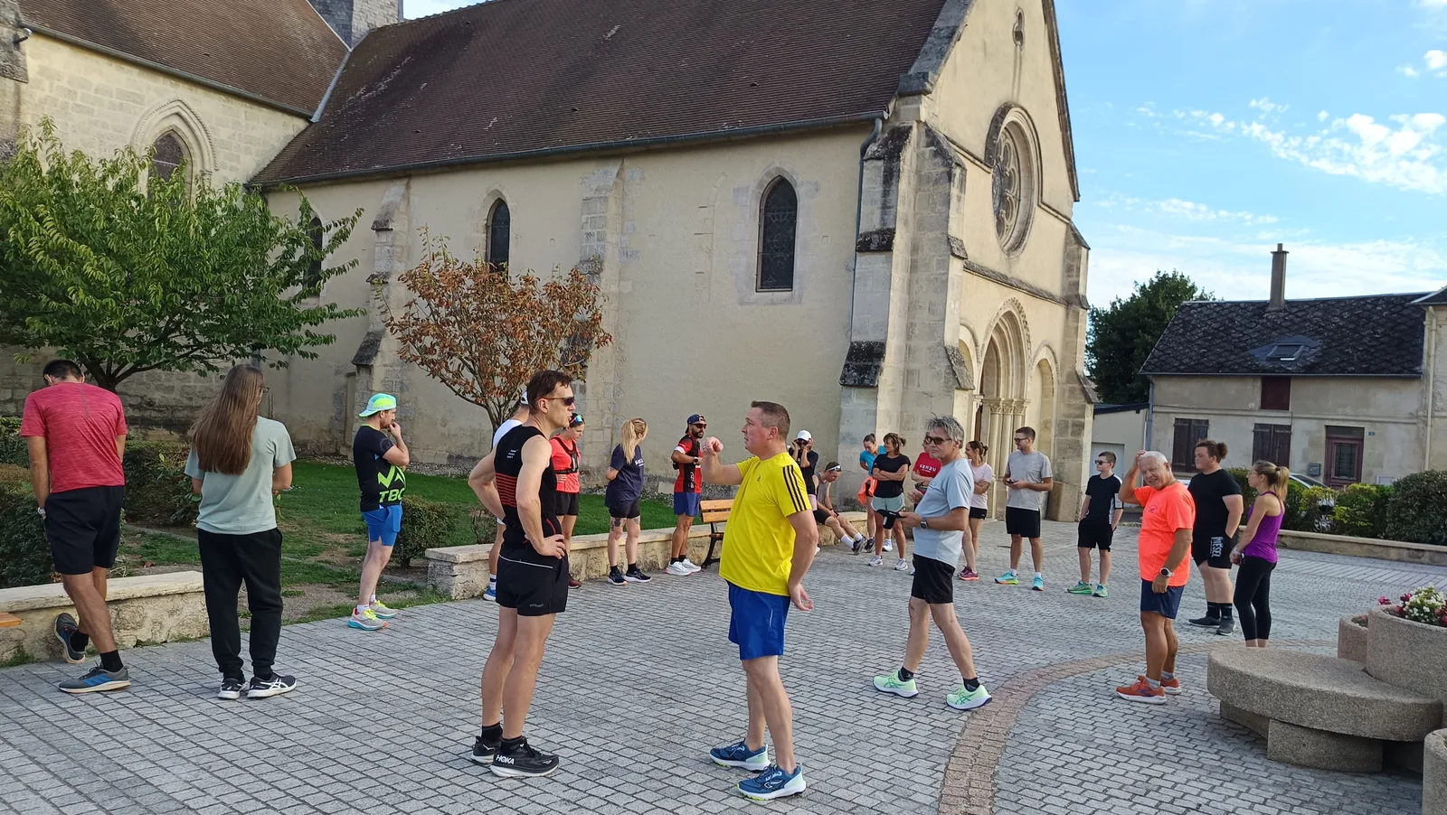 Les coureurs r&eacute;unis devant l'&eacute;glise de Villeneuve-les-Sablons avant le d&eacute;part de la sortie