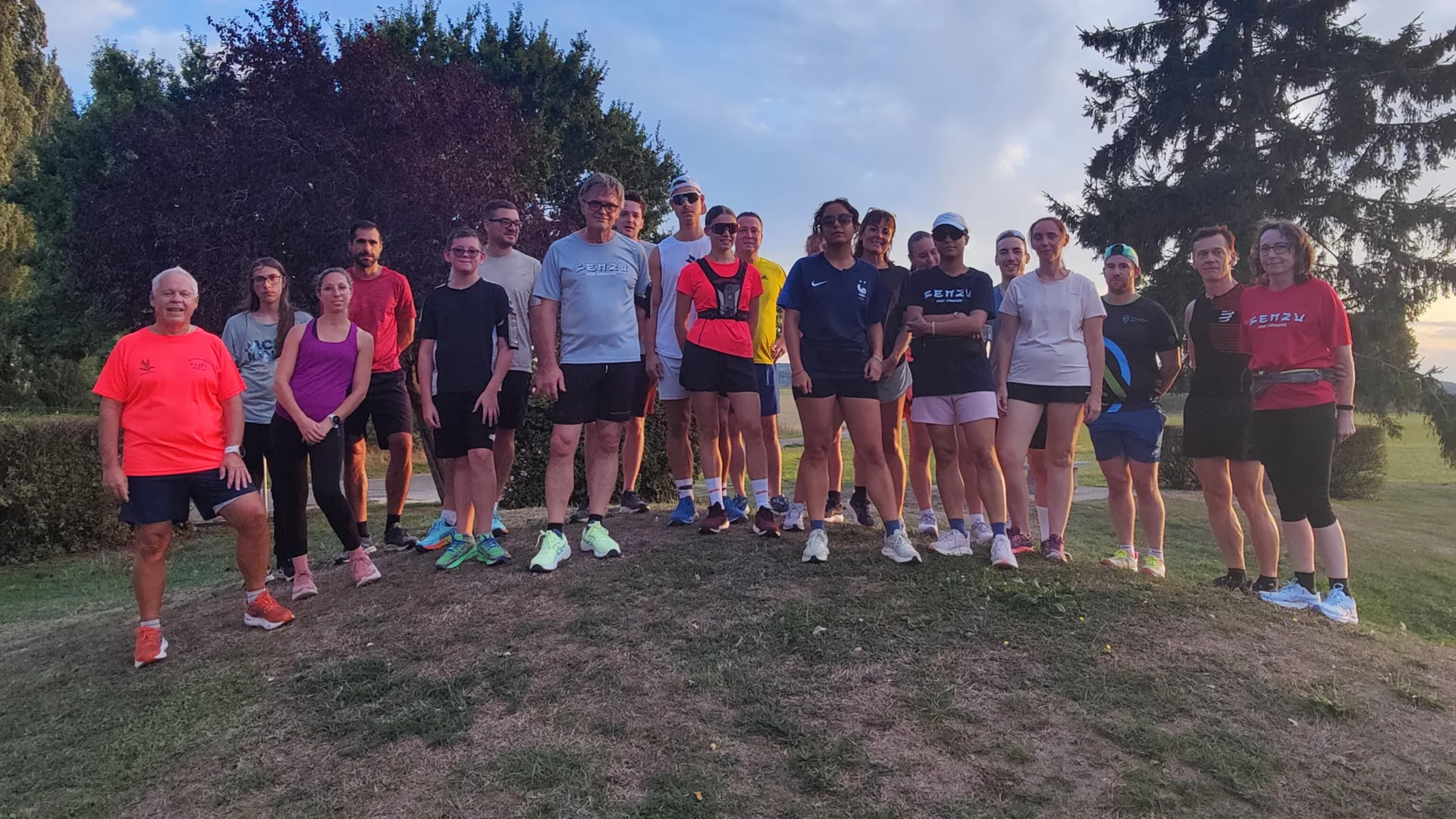 Les coureurs du SENZU Running Club r&eacute;unis en groupe apr&egrave;s la premi&egrave;re sortie du mardi 15 septembre 2026