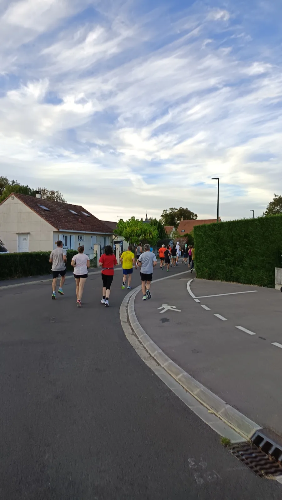 Les coureurs du club en sortie dans une rue de Villeneuve-les-Sablons