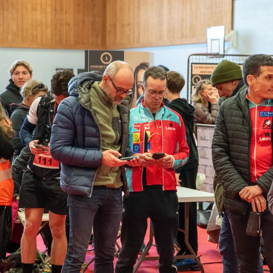 Coureurs qui consultent les temps
