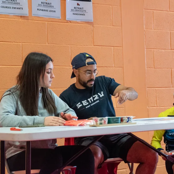 Bénévoles à la table de retrait des dossards