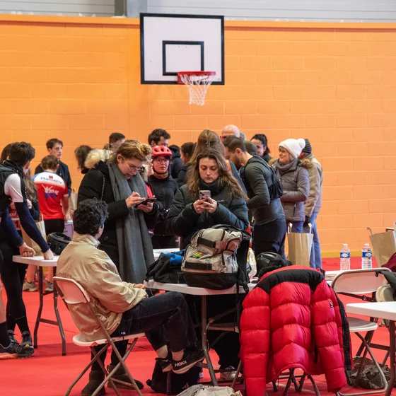 Le village course dans la salle, avant le départ