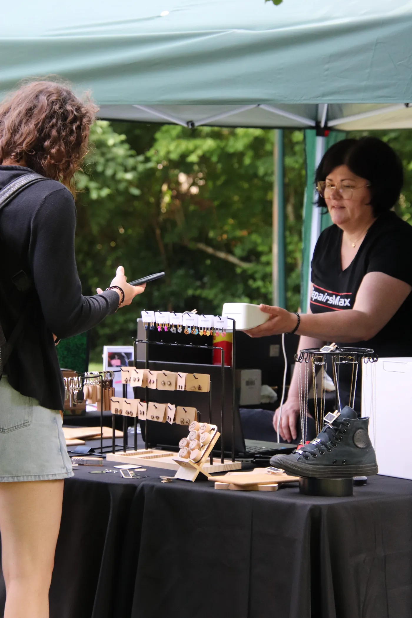 Le stand RepairsMax sous barnum &agrave; La Paul&eacute;enne, &agrave; Pouilly