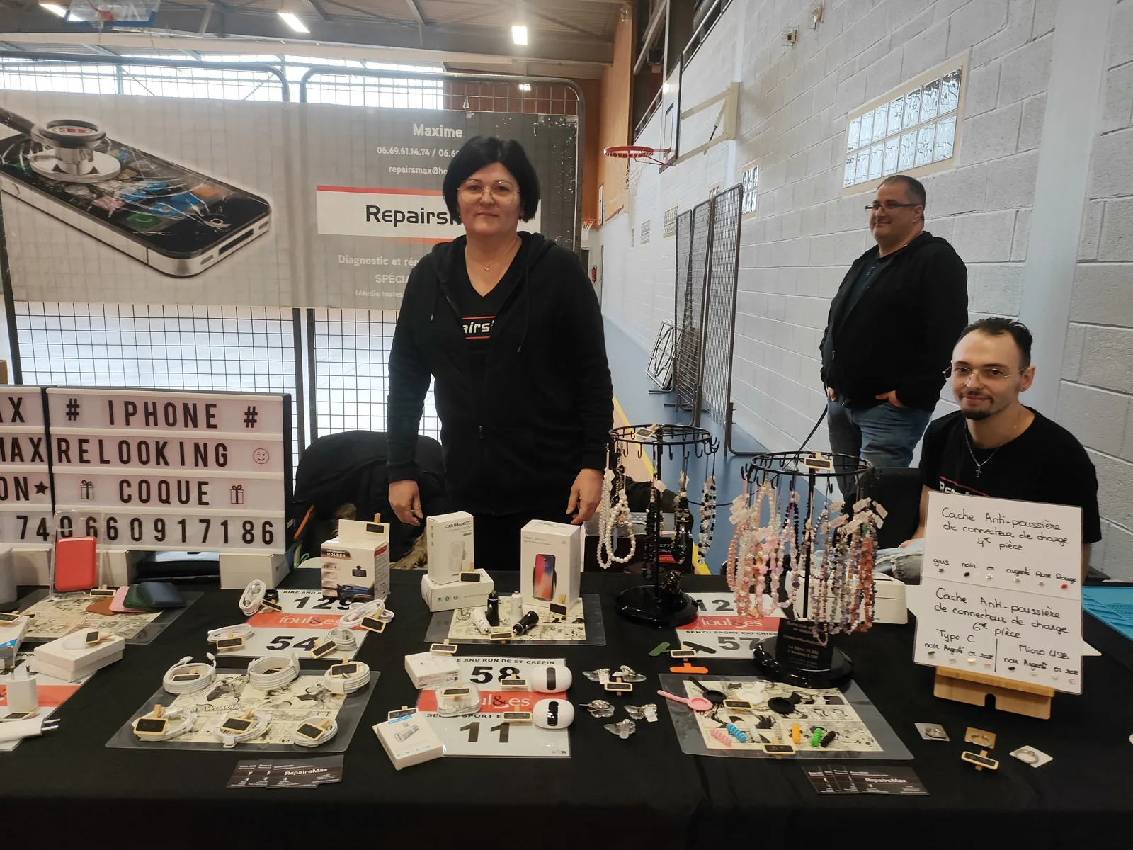 Le stand RepairsMax install&eacute; au gymnase lors du Run&Bike de Saint-Cr&eacute;pin-Ibouvillers